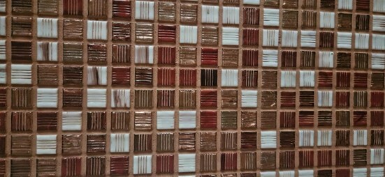 Мастера уложили мозаику на бумаге «наизнанку»